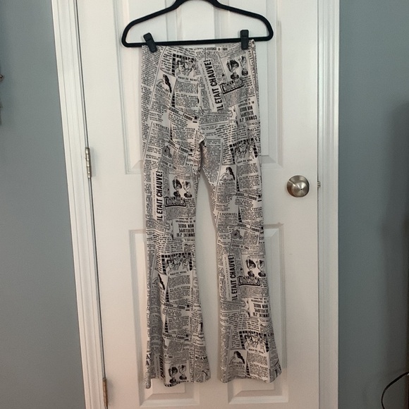 Newspaper Print‎ Reputation Flare Pants - Picture 3 of 3